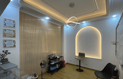 Interior del local de Elis Studio en Escorial Center